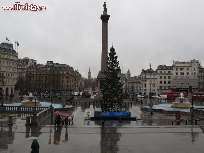 Immagine Trafalgar Square a Londra  sotto il diluvio universale. Il clima di Londra è spesso uggioso a dicembre, in questo caso veramente monsonico!