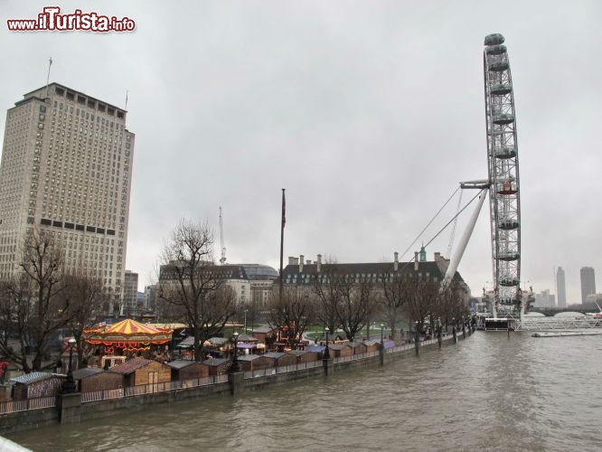 Immagine I Mercatini di Natale bagnati dalla pioggia ai Jubilee Garden, con il London Eye sul Tamigi