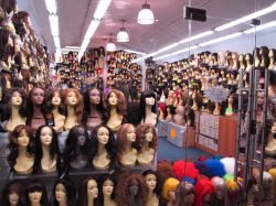 Una Londra insolita: un negozio di parrucche al Brixton Market