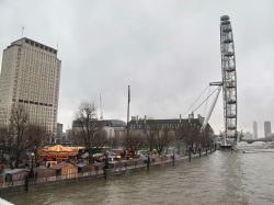 I Mercatini di Natale bagnati dalla pioggia ai Jubilee Garden, con il London Eye sul Tamigi