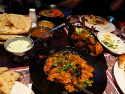 Un cena pakistana a Bangla Town, nel cuore Asiatico di Londra, lungo la Brick Lane