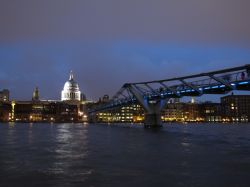 Il Millenium Bridge di Londra al tramonto