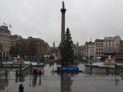 Trafalgar Square a Londra  sotto il diluvio universale. Il clima di Londra è spesso uggioso a dicembre, in questo caso veramente monsonico!