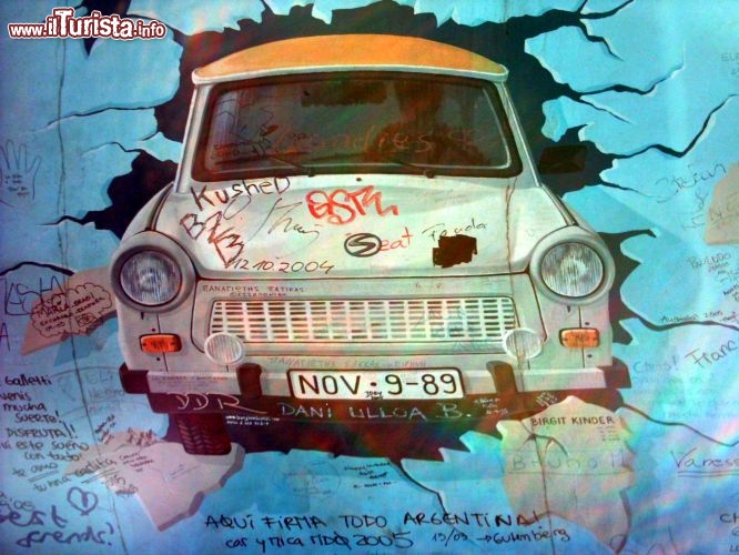 Immagine Test the Best il murales che ritrae la Trabant, la famosa auto della Repubblica Democratica Tedesca