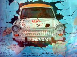 Test the Best il murales che ritrae la Trabant, ...