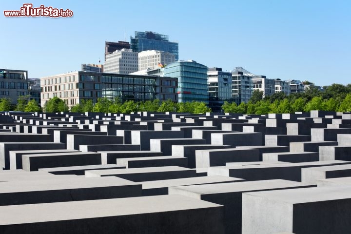 Immagine Monumento agli ebrei vittime dell Olocausto: il memoriale della Shoah si trova nel centro di Berlino - © andersphoto / Shutterstock.com