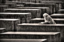 Donna in preghiera al memoriale dell Olocausto di Berlino - © Rolf E. Staerky / Shutterstock.com