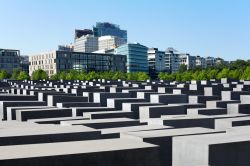 Monumento agli ebrei vittime dell Olocausto: il memoriale della Shoah si trova nel centro di Berlino - © andersphoto / Shutterstock.com