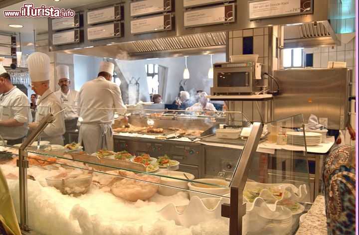 Immagine La cucina dei KaDeWe di Berlino in Germania. Le varie cucine del Kaufhaus des Westens si trovano al 6° piano - Foto di Monia Savioli