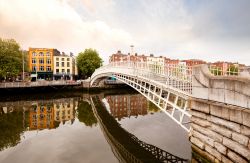 Half penny Bridge Dublino, si può ammirare dal ponte O'Connell sull'omonima street - © Tyler Olson / Shutterstock.com