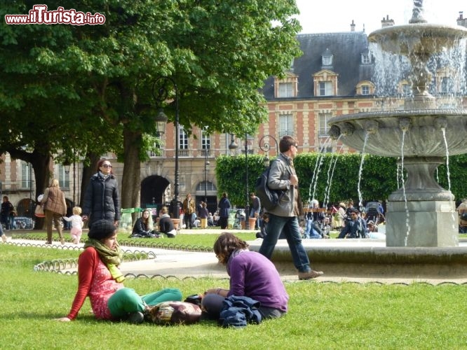 Immagine Relax domenicale a Place des Vosges, Le Marais, Parigi