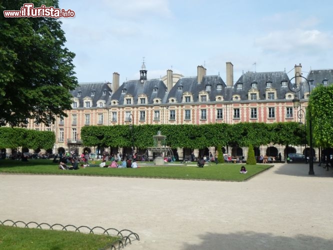 Immagine La famosa Place des Vosges a Parigi