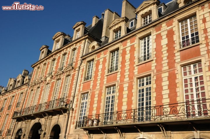 Immagine Facciata palazzi di Place des Vosges - © Pack-Shot / Shutterstock.com