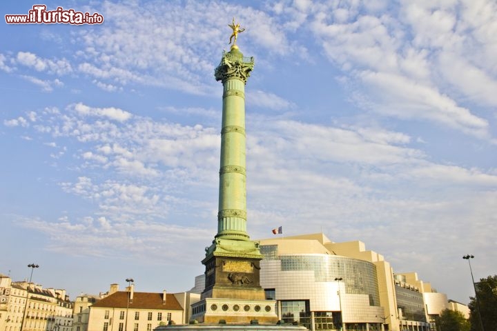 Immagine Place de la Bastile e la colonna dove un tempo sorgeva la prigione della Bastiglia. Sullo sfondo della foto il contestato edificio di Opéra Bastille. - © Giancarlo Liguori / Shutterstock.com