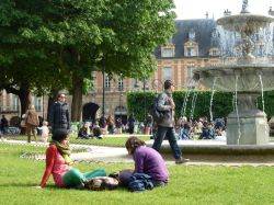 Relax domenicale a Place des Vosges, Le Marais, Parigi