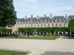 La famosa Place des Vosges a Parigi