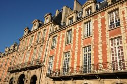 Facciata palazzi di Place des Vosges - © Pack-Shot ...