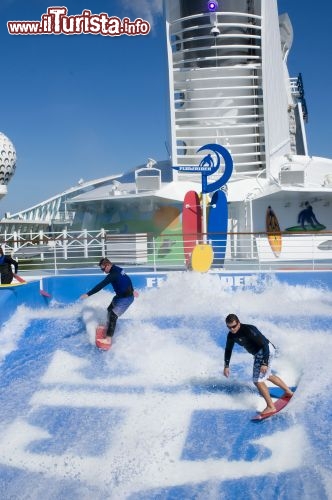 FlowRider Liberty of Seas - La Sports Area esercita un fascino magnetico soprattutto sui giovani, che hanno a disposizione un playground polifunzionale per basket, tennis, pallavolo e calcetto, una parete da arrampicata, un campo da minigolf a nove buche ed il mitico flow rider. 