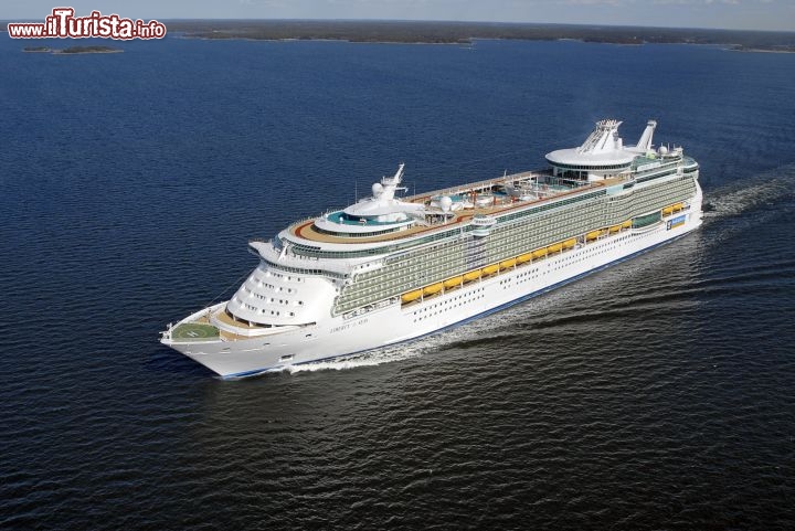 Tra le “ammiraglie” di questo ramo c’è la Liberty of the Seas, un gigante di 338 metri di lunghezza, 38 di larghezza e quasi 65 di altezza del peso di oltre 154 mila tonnellate che, dal 7 giugno al 30 agosto 2013, imbarca passeggeri a Napoli e compie uno splendido itinerario di sette notti lungo le coste del Mediterraneo occidentale. 