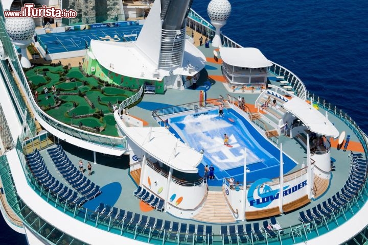 Liberty of the Seas piscina FlowRider - Dopo aver apprezzato il tramonto sul capoluogo campano e un giorno interno di navigazione passando sotto la Sardegna e tra le Baleari si potrà ammirare l’alba catalana di Barcellona, per poi proseguire in Provenza, a Tolone e Villefranche, prima di rientrare in Italia con gli scali di La Spezia e Civitavecchia, preludio del ritorno a una settimana esatta di distanza a Napoli. La navigazione avviene di notte, ad oltre 20 nodi di velocità, mentre di giorno si può scegliere tra le escursioni a terra proposte a seconda del porto di scalo ed il relax a bordo della nave, al momento la più grande nelle acque del Mediterraneo.