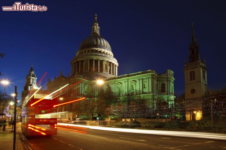 Immagine City di Londra, foto notturna di un autobus double-decker in transito nei pressi della St. Paul's Cathedral - © www.visitlondon.com/it