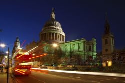 City di Londra, foto notturna di un autobus double-decker in transito nei pressi della St. Paul's Cathedral - © www.visitlondon.com/it