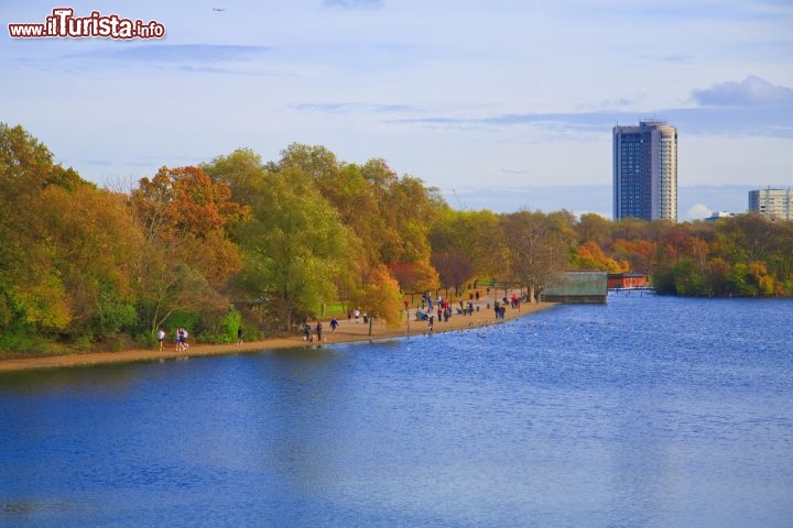 Immagine Serpentine lake a Hyde Park Londra - © www.visitlondon.com/it