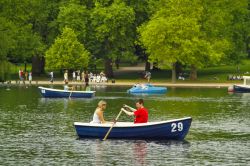 Con la barca nel Serpentine Lake di Hyde Park Londra - © www.visitlondon.com/it