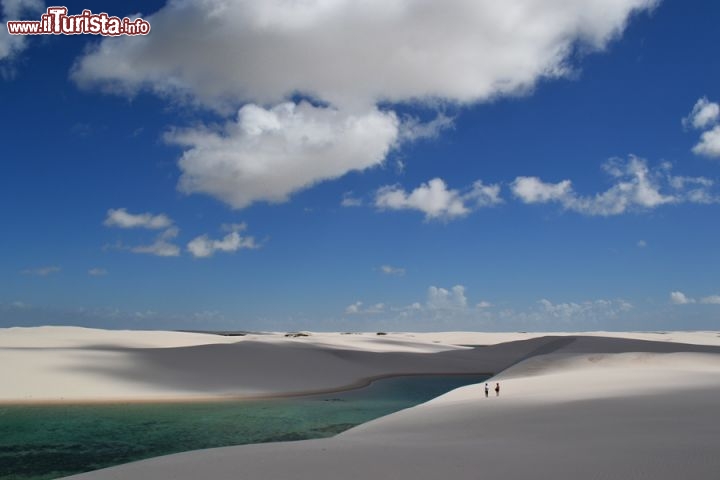 Immagine La splendida laguna azzurra nel Parco Nazionale Lençois Maranhenses, uno di quei luoghi che un vero viaggiatore deve vedere, almeno una volta nella vita