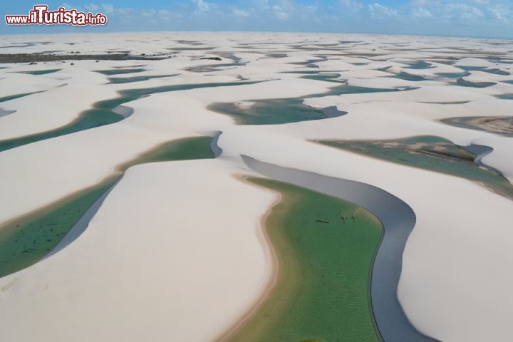 Immagine Volo con un aereo Cesna sulle dune di Lençois Maranhenses, parco nazionale. I laghi si formano durante la stagione delle pioggie e assieme ai cordoni di dune creano un paesaggio mozzafiato