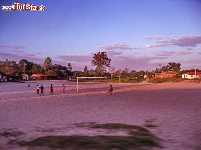 Immagine Un campetto a Barreirinhas, durante il tramonto. La passione per il calcio dei brasiliani è quasi contagiosa
