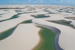 Volo con un aereo Cesna sulle dune di Lençois Maranhenses, parco nazionale. I laghi si formano durante la stagione delle pioggie e assieme ai cordoni di dune creano un paesaggio mozzafiato ...