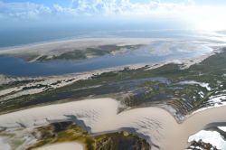 Foce fiume nei Lancois Maranhenses, costa Oceano Atlantico in Brasile