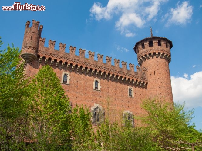 Immagine Castello  del Parco Valentino, il Borgo Medievale di Torino - © Claudio Divizia / Shutterstock.com