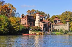 Vista dal fiume Po del Borgo Medievale di Torino ...