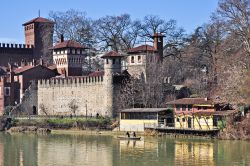 Fotografia dal fiume po del Borgo Medievale di Torino - © ROBERTO ZILLI / Shutterstock.com