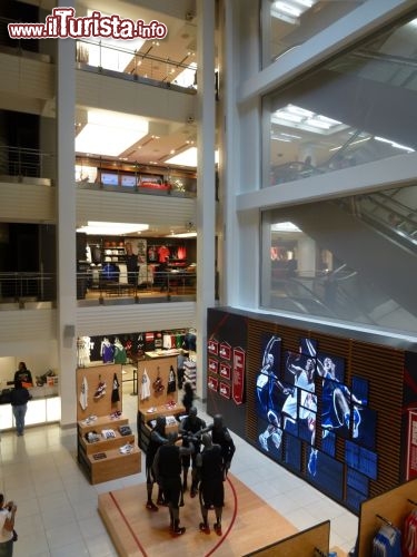 Immagine Interno del NIKE Store a New York City