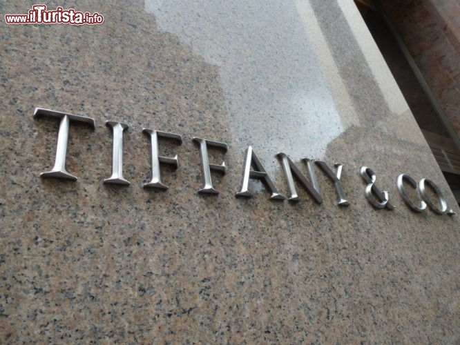 Immagine Colazione da Tiffany, ecco la famosa targa dell'esclusivo negozio sulla Fifth Avenue di New York City