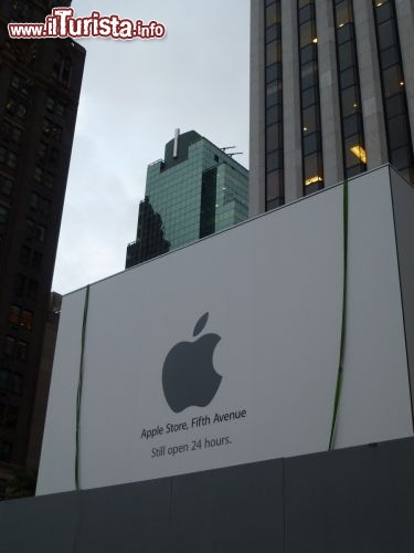 Immagine Apple Store aperto 24 ore su 24 sulla Fifth Avenue di New York City