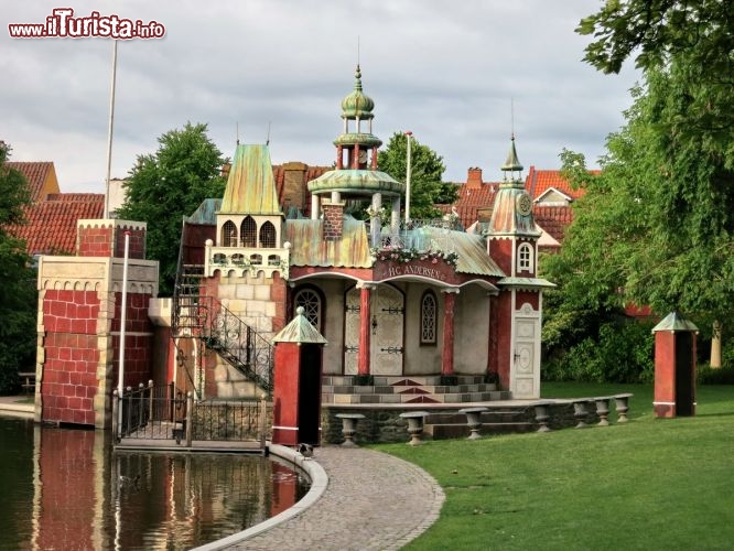 Immagine Andersen Museum - Nella città di Odense vive ancora il mito di  Hans Christian Handersen, il famose scrittore di fiabe della Danimarca.