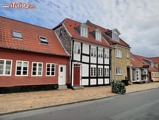 Immagine Una strada con le case tipiche del Villaggio di Kerteminde, in Danimarca (Isola di Fionia)