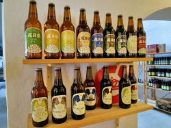 Birreria Rise Bryggery, con alcune birre artigianali esposte