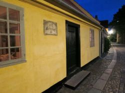 La Casa di Hans Christian Handersen si trova nel centro storico di Odense vecchia, la città dell'Isola di Fionia, nella Danimarca orientale