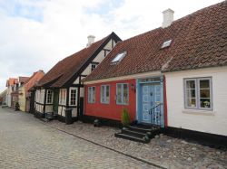 I colori pastello del magnifico villaggio di Ærøskøbing in Danimarca