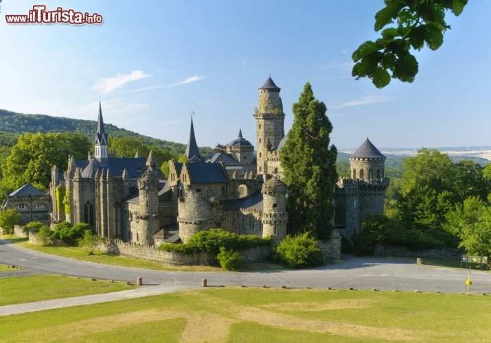 Bergpark Wilhelmshöhe, Kassel, Germania - UNESCO - Per realizzarlo ci vollero circa 150 anni, a partire dal 1696, ma il risultato è così bello che l’UNESCO ha deciso di inserirlo tra i siti Patrimonio dell’Umanità. Statue, cascate spettacolari, giochi d’acqua mozzafiato e fontane dalle linee barocche rendono il Bergpark Wilhelmshöhe di Kassel un luogo magico, che potrebbe essere stato concepito da un illustratore di fiabe. Le dimensioni colossali del parco (2,4 kmq) e l’imponente statua di Ercole dovevano rappresentare gli ideali di grandezza della monarchia assoluta, mentre gli elementi decorativi testimoniano il gusto estetico barocco e romantico. Nella foto il Castello - © runzelkorn / Shutterstock.com