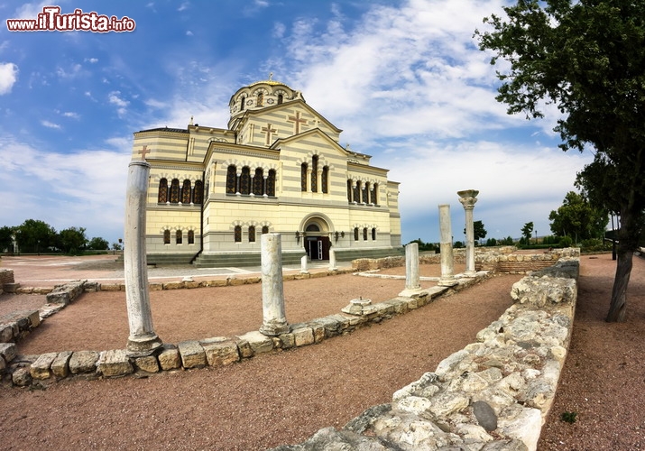 L’antica città di Cherson e la sua Chora, presso Sebastopoli, Ucraina - UNESCO - In Ucraina sorge Sebastopoli, attualmente la città più popolosa della Crimea, custode degli antichi resti di Cherson. L’antica città, inclusa nel 2013 tra i siti Patrimonio dell’Umanità dall’UNESCO, nacque come colonia greca nel V secolo a.C. lungo le rive settentrionali del Mar Nero, per poi essere conquistata dai romani e sottomessa dai bizantini, che la fecero capoluogo della Crimea. Il sito archeologico comprende sei zone diverse, con resti di nuclei urbani e di appezzamenti terrieri, detti chora, dove si coltivava perlopiù la vite: sino al XV secolo la città ha prosperato grazie al commercio del vino e altri prodotti. Antichi templi cristiani, fortificazioni romane e medievali, sistemi di irrigazione e soprattutto i muri divisori delle coltivazioni si sono conservati eccezionalmente, testimoniando lo splendore vissuto dalla città nel III secolo grazie ai traffici tra il mondo greco, romano e bizantino sulle acque del Mar Nero. Un grande esempio di democrazia del mondo classico - © Anton Kudelin / Shutterstock.com
