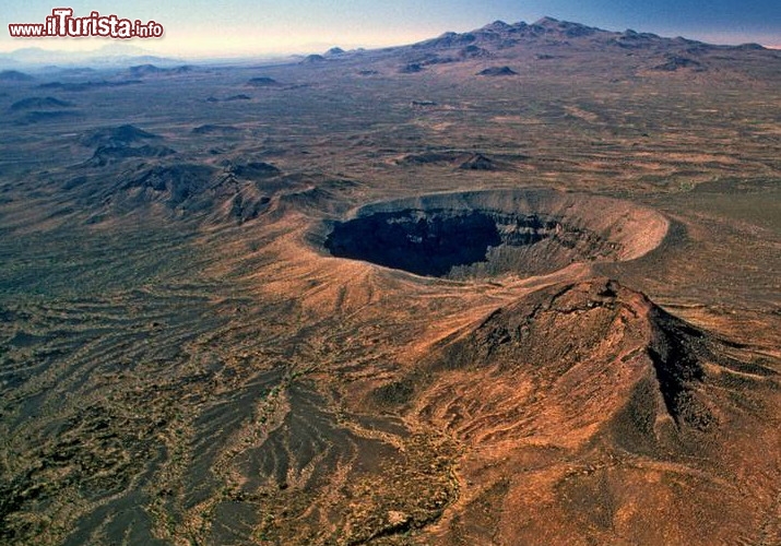 El Pinacate y Gran Desierto de Altar, Messico - UNESCO - È un sito che vale per due quello Messicano, composto da due parti distinte. La Riserva della Biosfera di El Pinacate e Gran Deserto di Altar è un’area di 714,566 ettari che comprende, infatti, a est il vulcano dormiente detto El Pinacate, e a ovest il deserto di Altar, con le sue grandiose dune di sabbia che mutano sempre di forma e dimensione ma possono raggiungere i 200 metri di altezza. La riserva, istituita nel 1993, si compone di splendidi contrasti: vecchie colate di lava rosse e nere, massicci granitici che talvolta raggiungono i 650 metri di altezza e si elevano dalla sabbia come isole nel deserto, e dieci crateri enormi, quasi perfettamente circolari, che si ritiene possano essersi formati da un’antica successione di eruzioni e crolli. L’ambiente dà asilo a specie vegetali e animali particolarissime, come alcuni tipi di pesci endemici e l’antilocapra americana sonoriensis, che potendo sfiorare i 100 km orari è l’animale terrestre più veloce dopo il ghepardo. Eppure il nome è ingannevole: non è un’elegante e leggiadra antilope, bensì una stretta parente della pecora.
