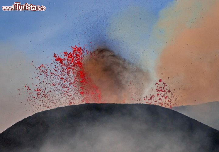 Monte Etna, Italia - UNESCO - L’ennesimo sito italiano va ad aggiungersi alla lista stilata dall’UNESCO, in cui lo stivale mantiene il primo posto assoluto, seguito dalla Cina. Si tratta dell’Etna, il complesso vulcanico attivo più alto e più imponente d’Europa, la cui storia affonda indietro nel tempo di circa 500 mila anni e la cui attività è documentata da almeno 2,700 anni. A essere iscritto tra i siti Patrimonio dell’Umanità è il territorio disabitato di 19,237 ettari corrispondente alla cima della montagna, lungo la costa orientale della Sicilia. Boschi rigogliosi, aree desertiche di roccia vulcanica, crateri e tracce lasciate dai fiumi di lava disegnano un paesaggio magico, che ha sempre ispirato la nascita di miti e leggende - © RZ Design / Shutterstock.com
