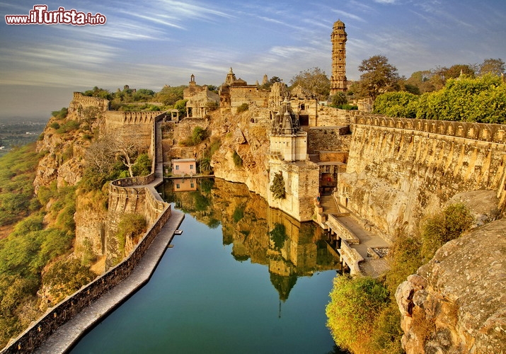 Fortificazioni di collina nel Rajastahan, India - UNESCO - Lo stato indiano del Rajastahan è una terra di antiche tradizioni, pastori nomadi e imponenti fortezze. Proprio sei di queste, distribuite nelle città di Chittorgarh, Kumbhalgarh, Sawai Madhopur, Jhalawar, Jaipur e Jaisalmer, sono state nominate dall’UNESCO siti Patrimonio Mondiale dell’umanità. Le maestose architetture rievocano i regni Rajput, popolati da genti valorose esperte nell’arte della guerra, fiorenti in un periodo compreso tra l’VIII e il XVIII secolo. Sono strutture impressionanti: alcune fortificazioni superano i 20 km di circonferenza, e all’interno delle mura un tempo si ergevano palazzi, templi e altri edifici, in certi casi sopravvissuti sino ad oggi, a testimoniare una civiltà amante dell’arte, della musica e della cultura. A proteggere le città, oltre alle fortificazioni, c’erano gli ostacoli naturali del Rajastahan: colline, zone desertiche, folte foreste e fiumi, che oggi danno vita a un paesaggio fiabesco - © Igor Plotnikov / Shutterstock.com
