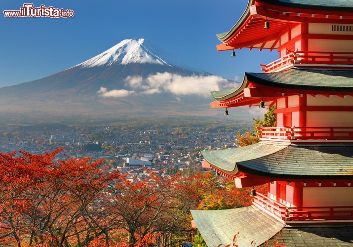 Il Monte Fuji, Giappone - UNESCO - Come spesso accade per i luoghi incontaminati e maestosi, il giapponese Monte Fuji è da sempre considerato un luogo sacro e fonte di ispirazione per artisti e poeti. Meta di pellegrinaggi e protagonista di opere d’arte, questo colosso solitario circondato da villaggi e laghi è uno stratovulcano dalla cima spesso innevata, che nel XII secolo ospitava gli asceti buddisti in meditazione e formazione spirituale. Già da quel periodo veniva rappresentato e celebrato dall’arte giapponese, ma solo nell’Ottocento alcune tavole di legno dipinte fecero il giro del mondo e lo trasformarono in un’icona di quel paese misterioso e affascinante, lasciando tracce indelebili nell’arte occidentale. Proprio per questo valore culturale è stato scelto dall’UNESCO come sito Patrimonio dell’Umanità - © SeanPavonePhoto / Shutterstock.com
